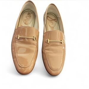 Sam Edelman women’s Loraine tan tailored loafers with gold hardware. 
Size 5.5